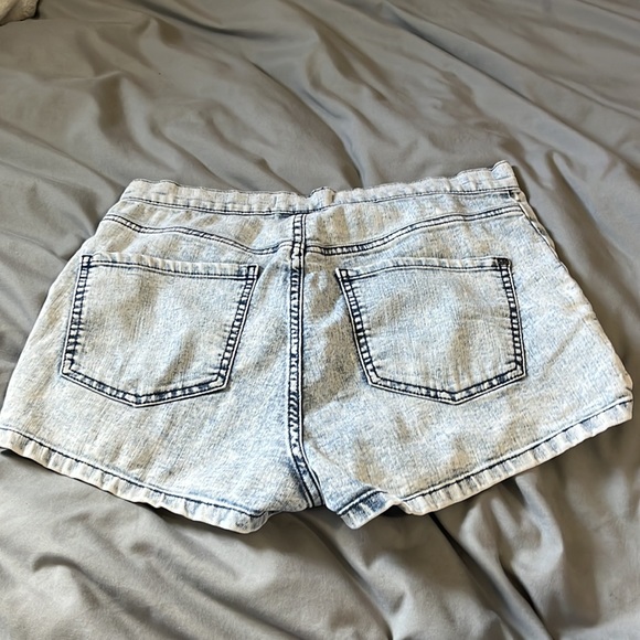 Garage shorts - Picture 2 of 4